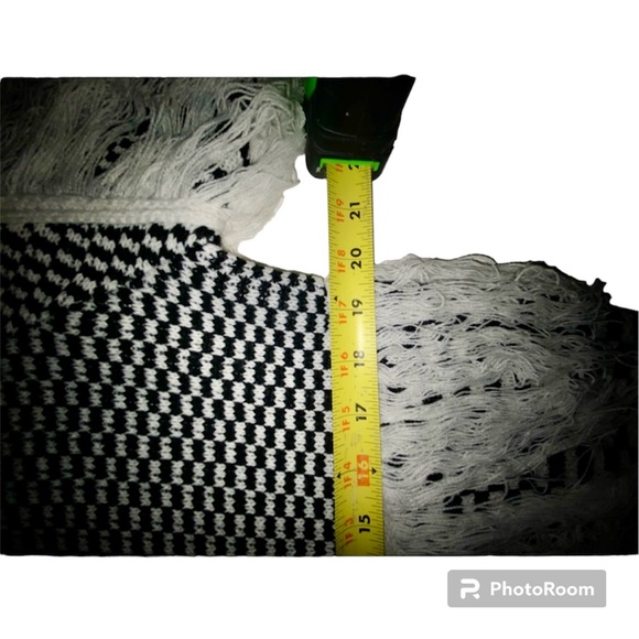 🆕Boho Black & White Checkered Fringe Sweater - Picture 6 of 8